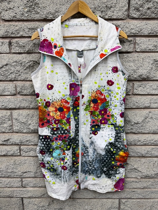 Dolcezza Dresses & Skirts - Sleeveless White Floral Zip-Front Dress with Multicolor Print